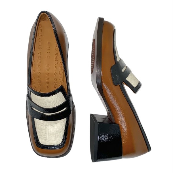 Chie Mihara - Loafer i lysebrun, rhvid og sort med moderat hl - Brochi