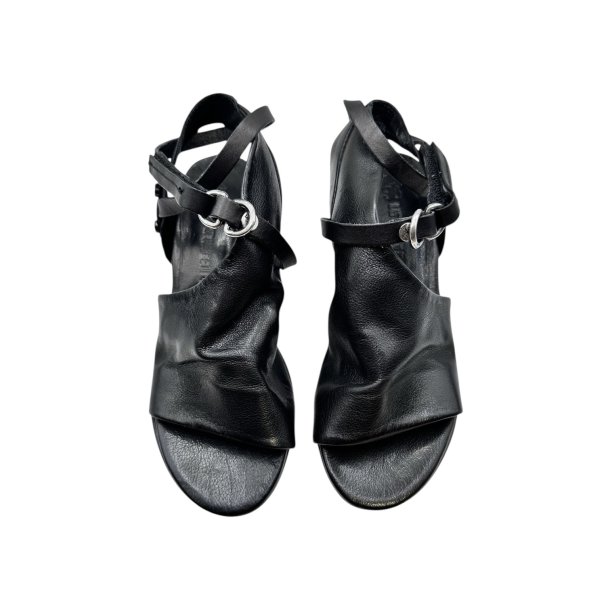 Airstep - Sandal i sort med ankelrem og moderat h�l 