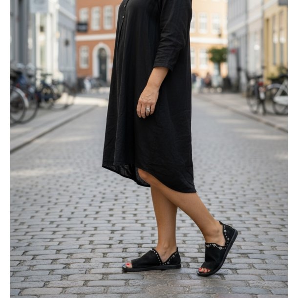 Airstep - Flad sandal i sort med s�lvnitter 