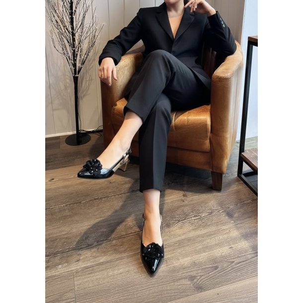 Chie Mihara - Pumps i sort og rosa guld med blomst og lille h�l - Hezel 