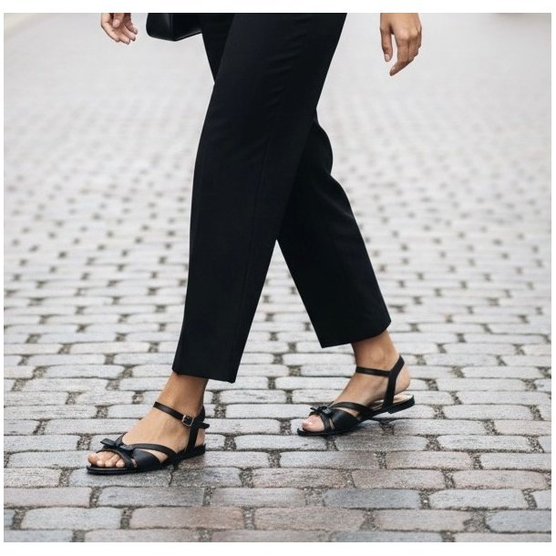 Billi Bi - Flad sandal i sort med ankelrem og sl�jfe - A8652