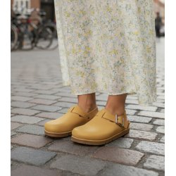 Art - Flad lukket sandal i gul med h�lrem - 2024