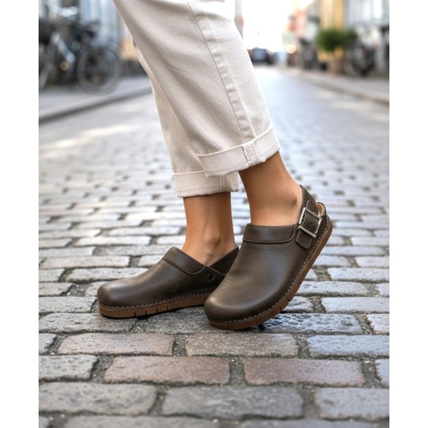 Art - Flad lukket sandal i khaki med h�lrem - 2024