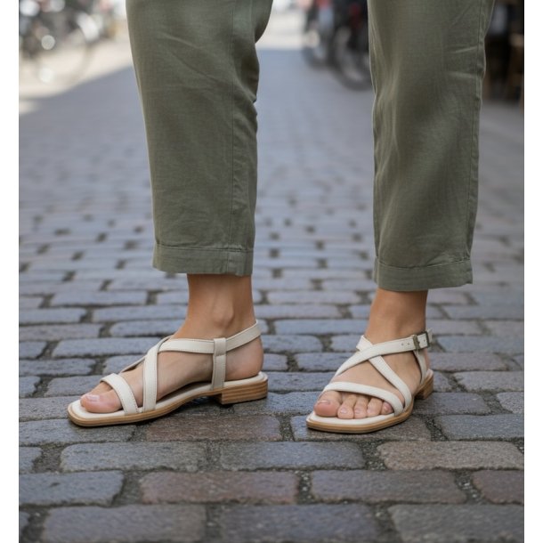 Art - Flad sandal i r�hvid lak med krydsremme - 2001