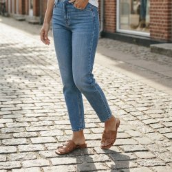 Bibi Lou - Flad slippers i cognac med grov flet