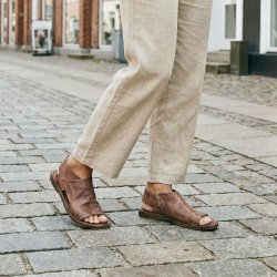 Airstep - Flad sandal i cognac med lynl�s