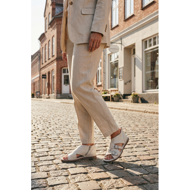 Airstep - Flad sandal i r�hvid med remme og sp�nder