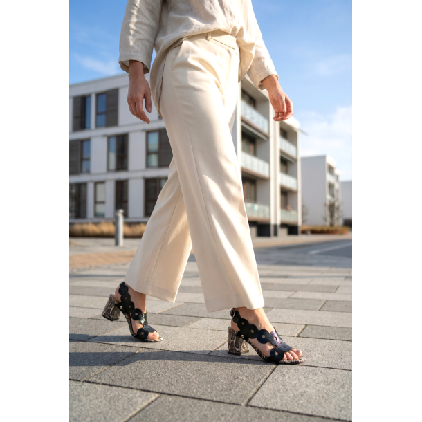 Chie Mihara - Sandal i sort lak og snake print p� h�l - Ryed