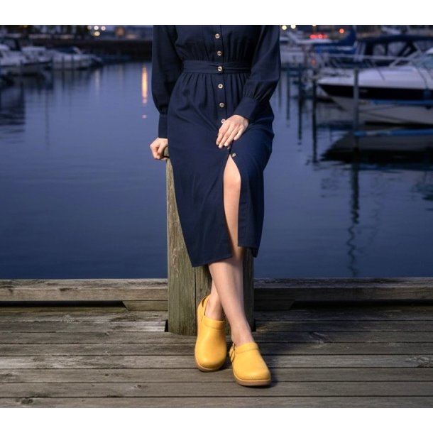 Art - Flad lukket sandal i gul med h�lrem - 2024