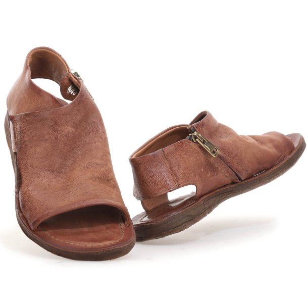 Airstep - Flad sandal i cognac med lynl�s