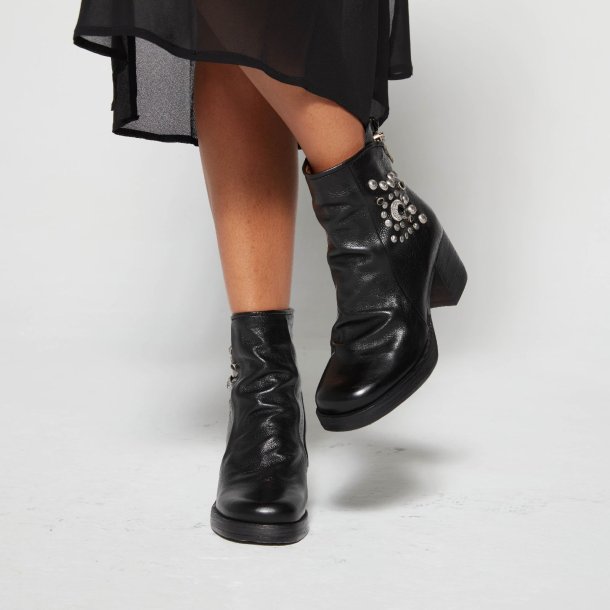 Airstep - Stvlette i sort med nitter, plateau og hl 