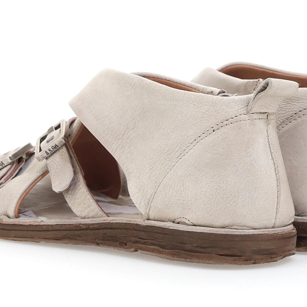Airstep - Flad sandal i r�hvid med remme og sp�nder