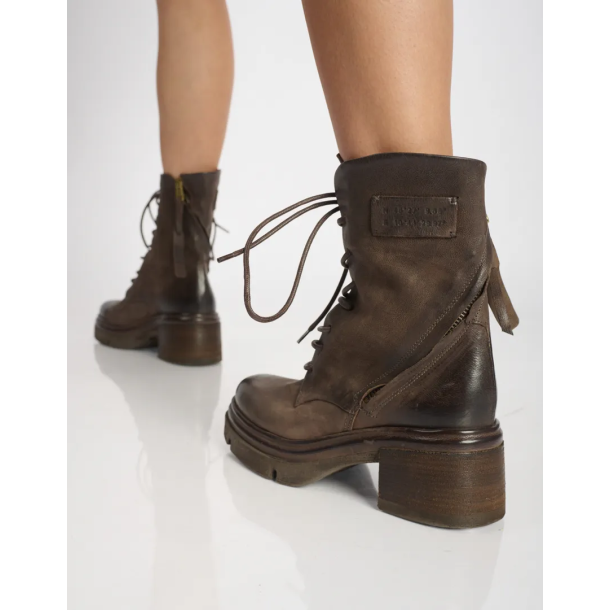 Airstep - Snrestvle i brun med moderat hl 