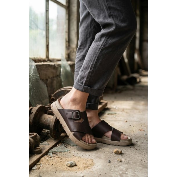 Lofina - Slippers i m�rkebrunt glat skind med sp�nde - 9624