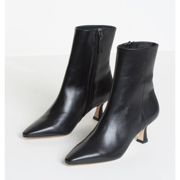 Bukela - Støvlette sort med spids og lille hæl - - BUKELA - Como Shoes