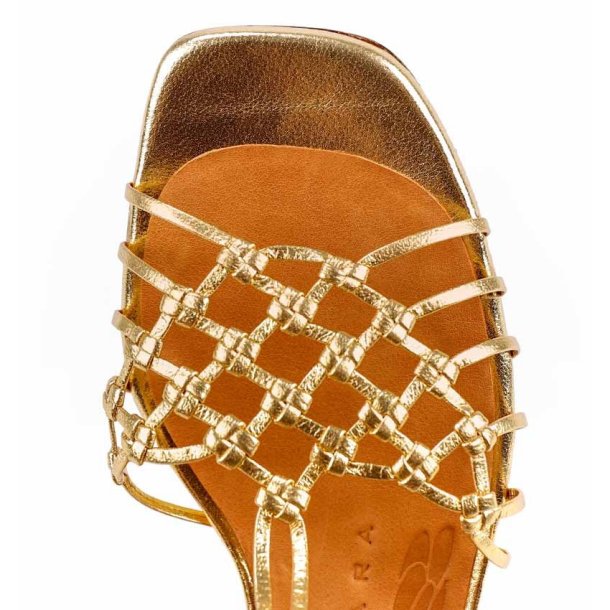 Chie Mihara - Flad guldsandal i hndflettet skind - Tante